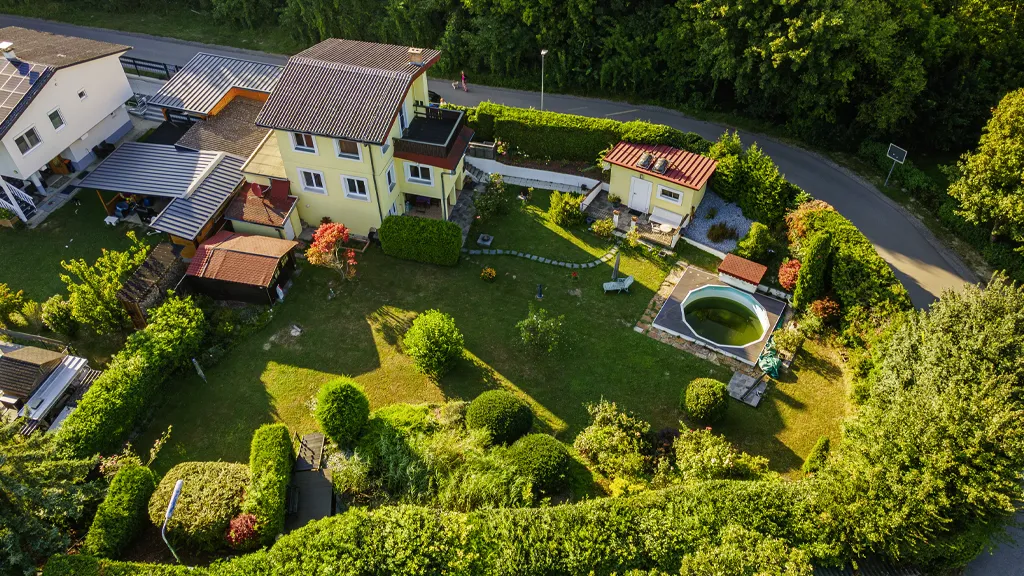 Luftaufnahme eines Hauses mit Drohne